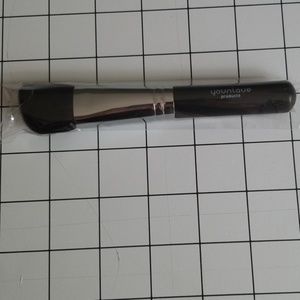 Younique makeup blusher brush